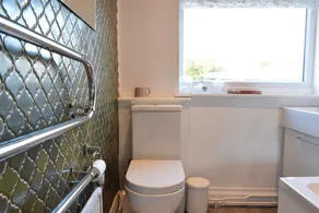 Spacious and Stylish 3 Bedroom Family House - Image 5