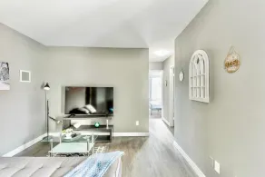 Stunning 2BR - King Bed Apt - Prime Location - Image 3