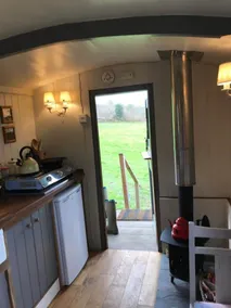 Charming Shepherds Hut With Wood Fired Hot Tub - Image 5