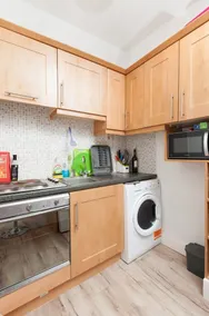 Connected & Convenient: Newly-renovated Flat for 2 - Image 4