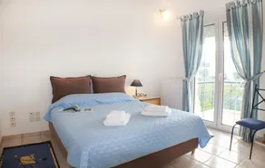 Stunning Home in Xilokastro With 5 Bedrooms, Outdoor Swimming Pool and Swimming Pool - Image 2