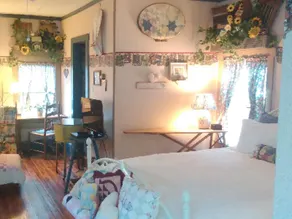 Maple Leaf Cottage Inn - Image 4