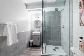 Brand New - 1BR Modern Apt - Prime Location - Image 5