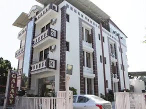 OYO Rooms Railway Station Prince Chowk - Image 3