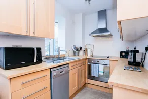 3 Bedroom House in Battersea Accommodates 5 - Image 5