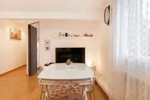 Charming Two Bedroom Apartment With A Garden - Image 5