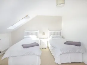 Rainbows End House - Image 3