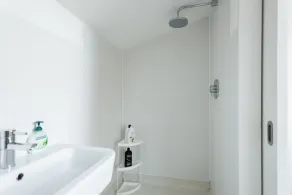 The Cliffside Loft - Distinctly Modern 3BDR Riverside Home - Image 4