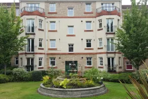 Peaceful 2 Bedroom Home with Parking - Image 3