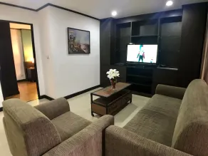 Twin Peaks Sukhumvit Suites - Image 4