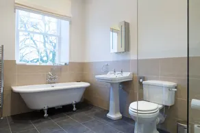 Luxurious Apartment in a Grade II 'listed Estate' - Image 4