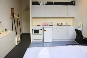 Cosy Newtown Studio Apartment With Swimming Pool - Image 2