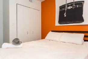 Bright & Modern 1 BDR in Downtown - Image 5