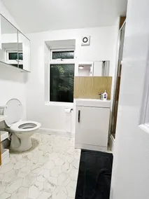 Impeccable 4-bed House in Manchester - Image 4