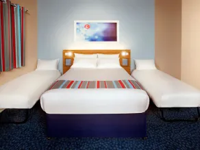 Travelodge Cardiff Atlantic Wharf Hotel - Image 2