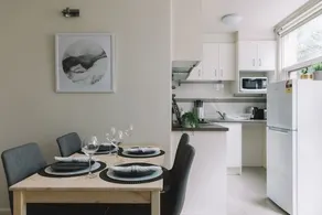 Cosy Melbourne Apartment Close To CBD - Image 4