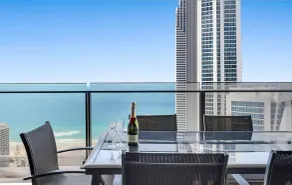 Sealuxe Central Surfer Paradise Spacious Deluxe Ocean View King Spa Apartment - Image 2