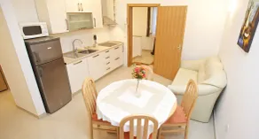 Charmant appartement avec terrasse, piscine et barbecue | Vue jardin - Image 4
