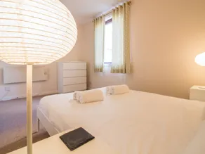 Spacious Canal Side Apartment With Free Parking - Image 5
