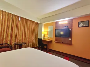 Avalon Hotel by OYO Rooms - Image 5