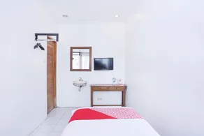 Hotel Gading Resto by OYO Rooms - Image 4