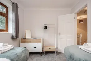 Maidenhead  Pet Friendly  4 Bed House - Image 3