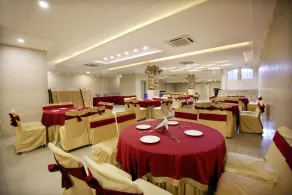 Hotel Umed Grand by OYO Rooms - Image 2