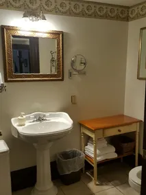 Columbiana Inn - Image 5