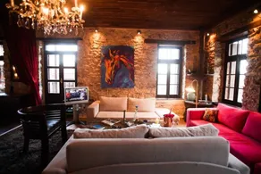 Antique Red Luxury Suite 75 sqm - Image 2