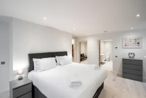 West Queen Street Apt - The Luxe Life - Image 4