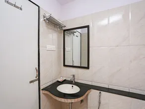 Hotel Central Plaza By OYO Rooms - Image 2