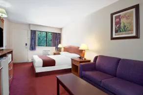 Howard Johnson by Wyndham Red Deer - Image 2