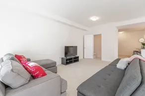 Luxurious Four Bedroom Townhouse - Image 3