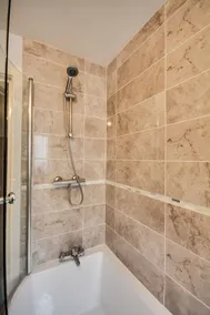 Cosy 2 Bedroom Apartment with Parking - Image 4
