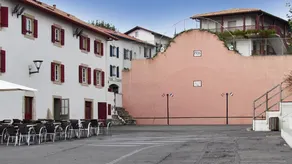 Apartamento con terraza, piscina y jardín - Image 4