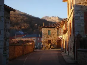 Cozy Cottage in Benllera with Hot Tub - Image 4