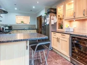Plush Holiday Home in Slough Near Windsor Castle - Image 2