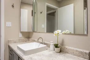 2 Bedroom Apartment w/ Pool, Balcony & WiFi by Frontdesk - Image 4