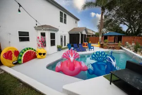 Urban Oasis W/hot Tub, Heated Pool And Private Movie Theater 2 Bedroom Home by Redawning - Image 4