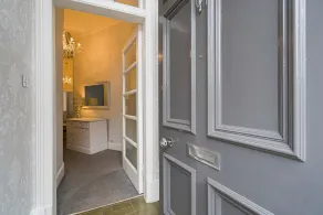 Chic 2 Bedroom Apartment near Old Town - Image 3
