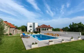 Amazing Home in Blato na Cetini With Wifi and 4 Bedrooms - Image 2