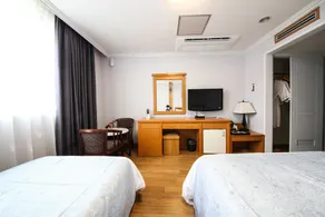 Utopia Hotel - Image 5