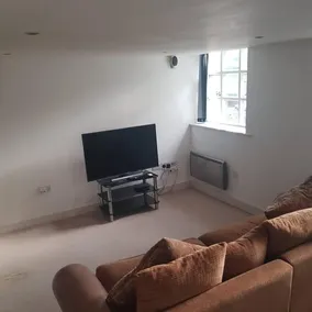 Comfy 1-bed Apartment in Huddersfield - Image 2