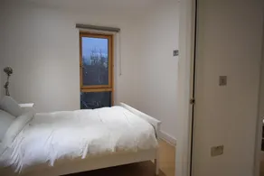 Modern 1 Bedroom Apartment Near Homerton - Image 4