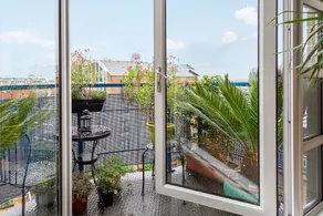 2 Bedroom Apartment With River Views Near Canary Wharf and City - Image 4