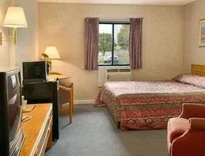 Econo Lodge Utica - Image 2