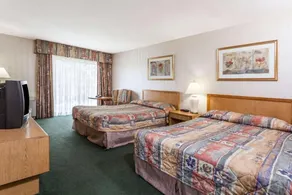 Knights Inn Toronto East - Image 3