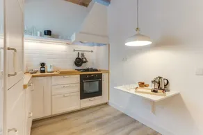 New! Bright 2 Bed Easily Connected to the Center - Image 3