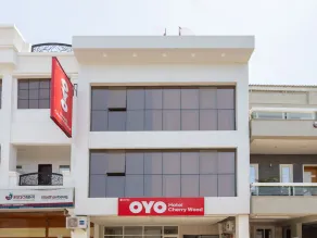 Hotel Cherry Wood by OYO Rooms - Image 5