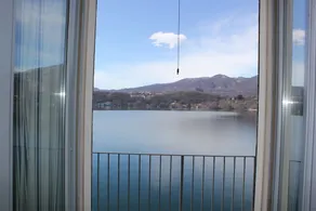 Lakefront apartment with spectacular views - Image 2